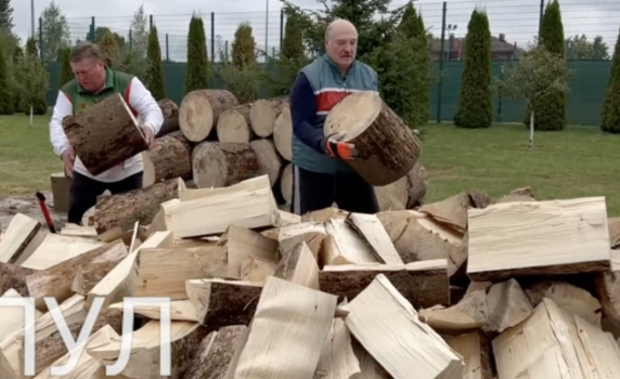 Лукашенко цепи дърва за Европа във видео