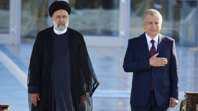 Президентите на Иран и Узбекистан Ебрахим Раиси вляво и Шавкат