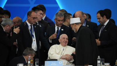 Папа Франциск се поздравява с участниците в Конгреса на лидерите