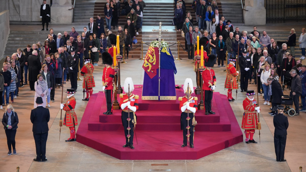 Лондон забрани на китайска делегация да се поклони пред Елизабет II
