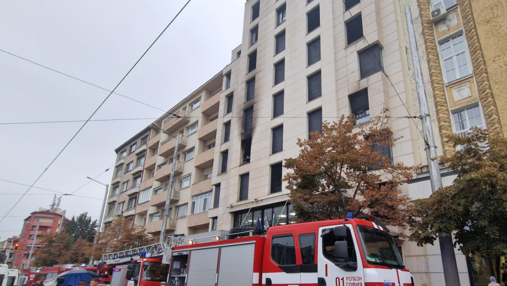 Жена загина при пожар в хотел в центъра на София, има пострадало бебе