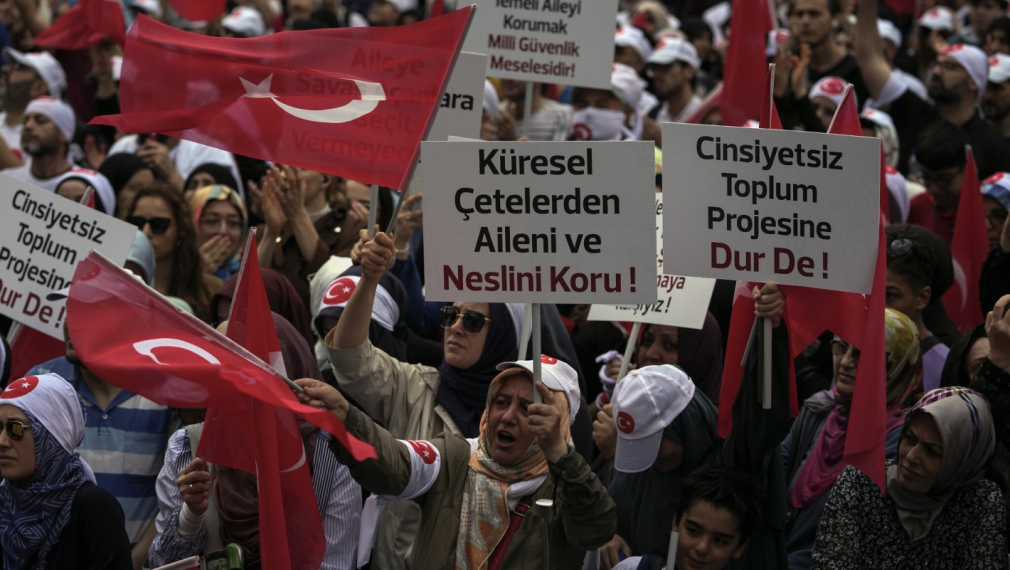 Хиляди протестираха в Турция с искане за забрана на ЛГБТ организациите