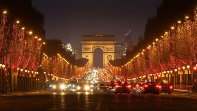 Осветлението на магазините на известния парижки булевард Шанз Елизе всяка