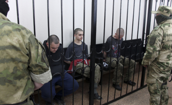 Петимата британци, които бяха в плен в ДНР, са се върнали у дома