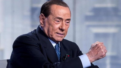 Последвайте Гласове в Бившият министър председател на Италия Силвио Берлускони предизвика силно