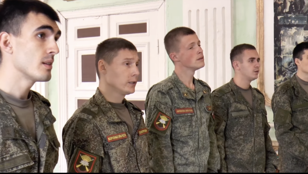 Изпълнява вокален ансамбъл при 60-а мотострелкова бригада на руските въоръжени