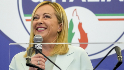 Последвайте Гласове в Италия гласува и направи своя избор Десницата