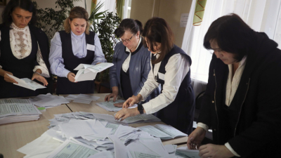 Последвайте Гласове в Руски служители заявиха че резултатите от незаконните