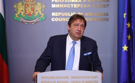 Министър Шишков: Слагаме колчета по опасните пътни отсечки, защото нямаме магистрали