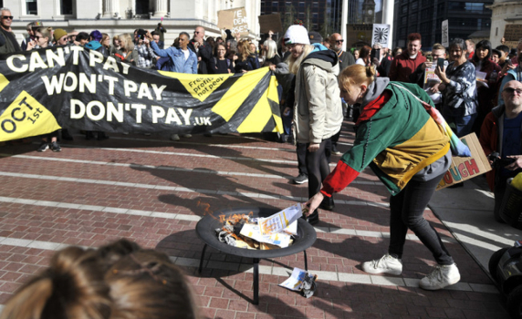 Хиляди британци протестираха срещу повишаването на цените на енергията