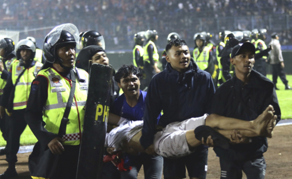 Стотици загинали и ранени при безредици след футболен мач в Индонезия