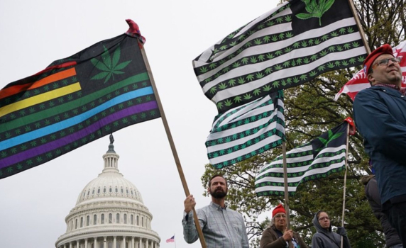 САЩ отменят всички присъди за притежание на марихуана