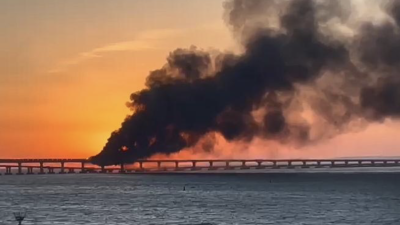 Цистерна с гориво се е запалила на Кримския мост съобщи Олег Крючков