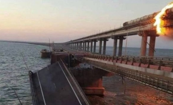 Трима души са загубили живота си при взрива на Кримския мост