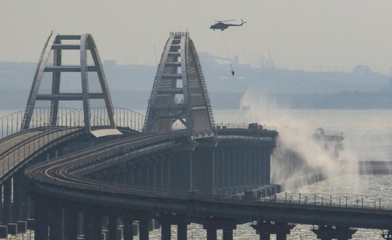 Движението по неповредената част на Кримския мост ще бъде възстановено още днес