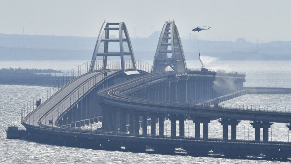 Водолази ще инспектират Кримския мост след взрива. В интернет се появи карикатура на "викащия от ужас Путин"