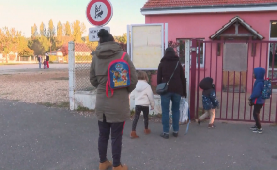 Френски деца учат при 13 градуса в клас заради икономии