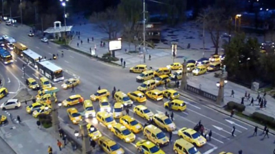 Тази нощ десетки таксита блокираха Орлов мост в знак на