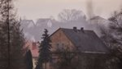 Дим се издига над къща в предградията на Краков ПолшаАвтори