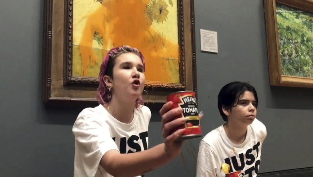 Екоактивисти заляха със супа „Слънчогледите“ на Ван Гог