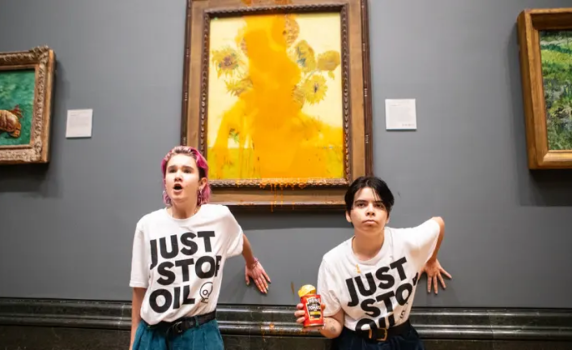Екоактивисти опитаха да унищожат картината на Ван Гог "Слънчогледи" (видео)