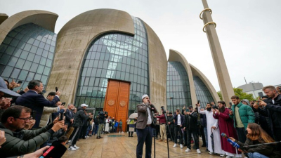 Следвайте Гласове в Призив за ислямска молитва прозвуча днес за първи