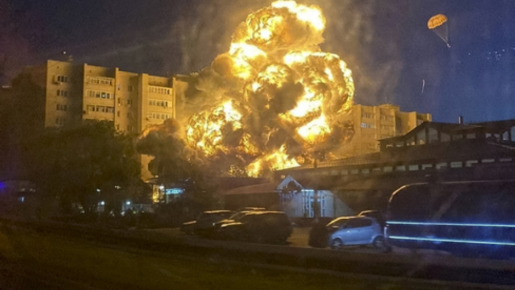 13 загинали при падането на военен самолет върху жилищна сграда в руския град Ейск