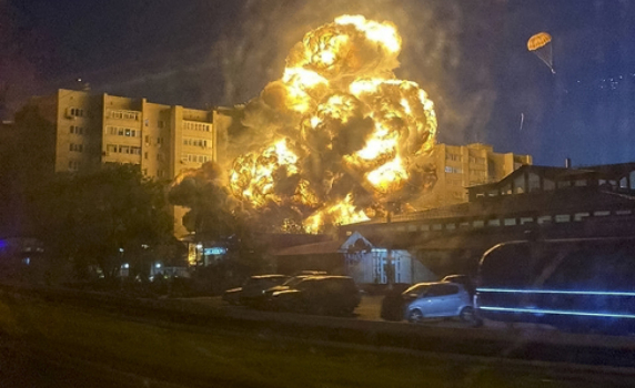 13 загинали при падането на военен самолет върху жилищна сграда в руския град Ейск