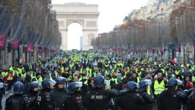 Следвайте Гласове в Франция е изправена пред масова национална стачка