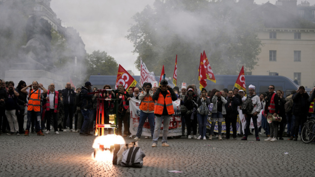 Десетки хиляди французи стачкуваха с искания за увеличаване на заплатите