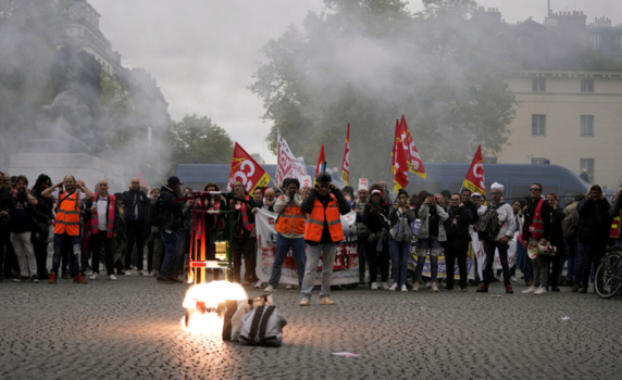 Десетки хиляди французи стачкуваха с искания за увеличаване на заплатите