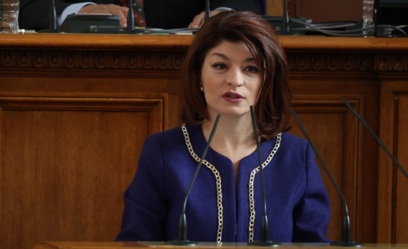 Десислава Атанасова: Държавата е в критична ситуация, не можем да си позволим детински битки и обиди