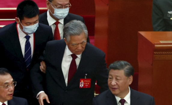 Бившият президент на Китай беше отстранен от конгреса на партията пред очите на Си Цзинпин (видео)