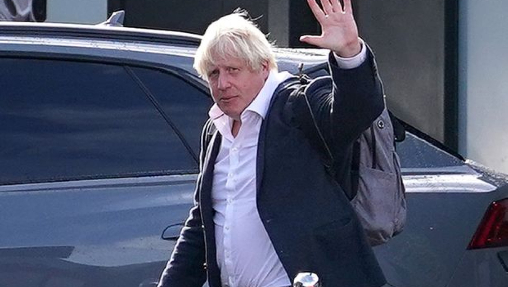 Борис Джонсън се върна във Великобритания, консерваторите са разделени в подкрепата си за бившия премиер