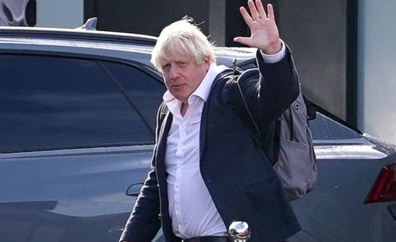 Борис Джонсън се върна във Великобритания, консерваторите са разделени в подкрепата си за бившия премиер