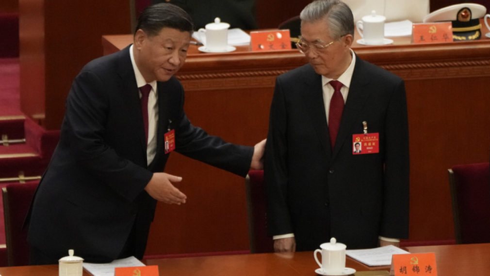 Според Синхуа бившият китайски президент Ху Цзинтао бил изведен от конгреса на ККП, защото му призляло