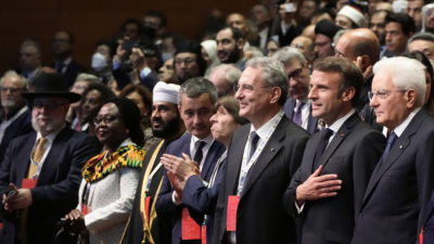 Френският президент Еманюел Макрон при пристигането си на международната конференция