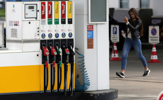 Цените на петрола спадат, ще ги последват ли и горивата?