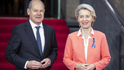 Германският канцлер Олаф Шолц и председателката на Европейската комисия Урсула