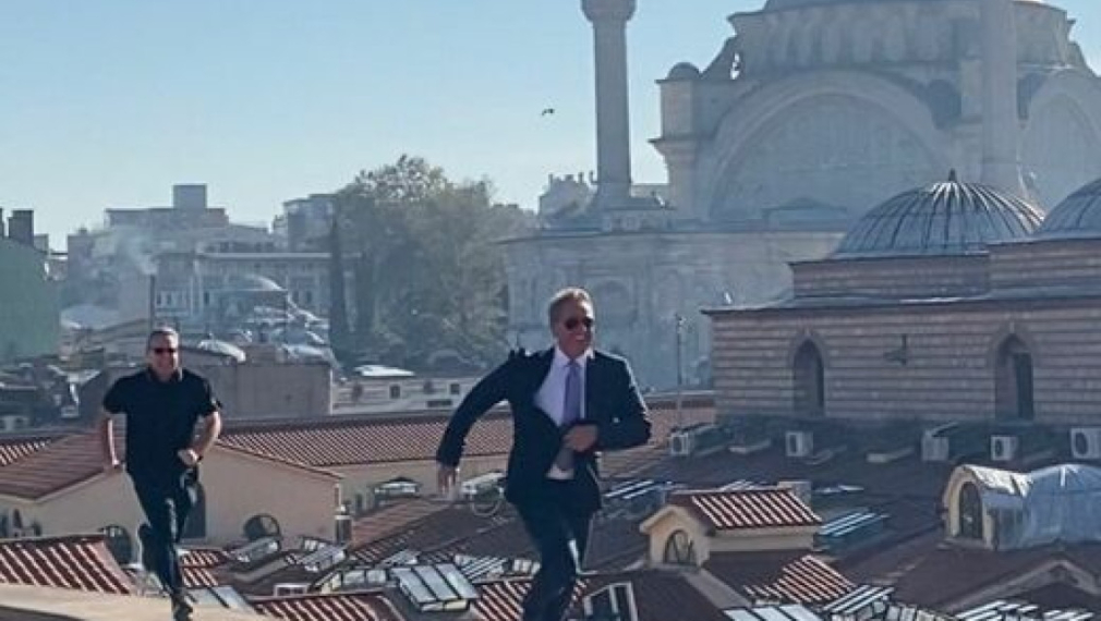 Посланикът на САЩ в Турция се превъплъти в Джеймс Бонд, бягайки по покрива на Капалъ чаршъ