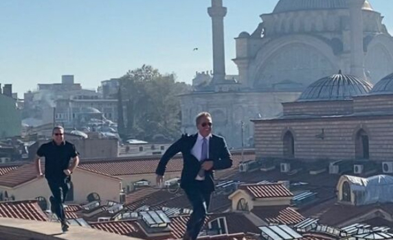 Посланикът на САЩ в Турция се превъплъти в Джеймс Бонд, бягайки по покрива на Капалъ чаршъ