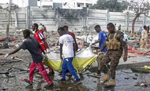 Най-малко 100 загинали при атентат с две коли бомби в Могадишу