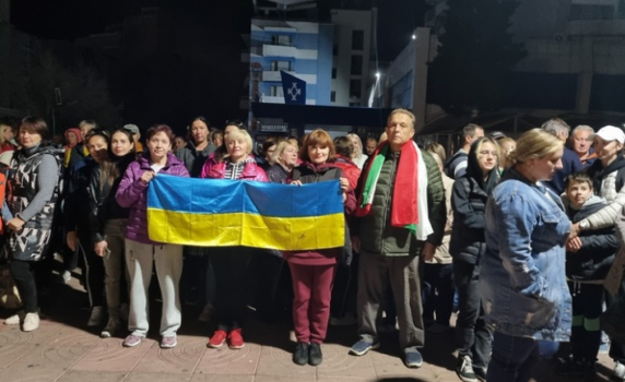 Стотици украинци протестираха в Слънчев бряг срещу преместването им от хотелите в държавни бази