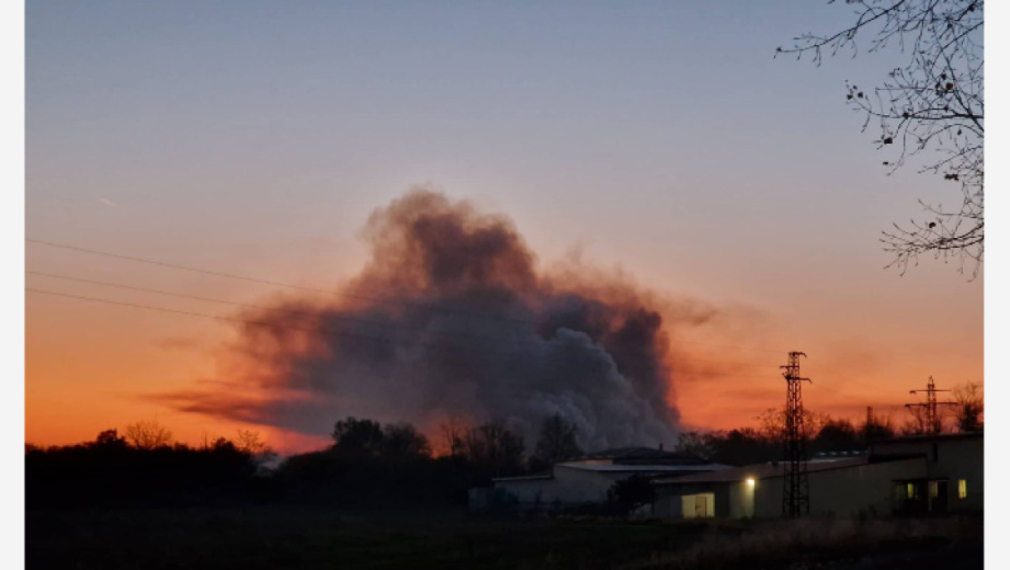 Пожар гори в двора на завод "Арсенал"