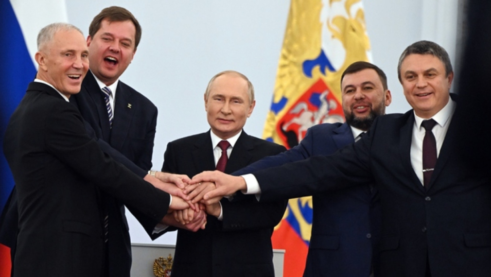 Назначеният от Москва управител на Херсонска област (първият вляво) разшири