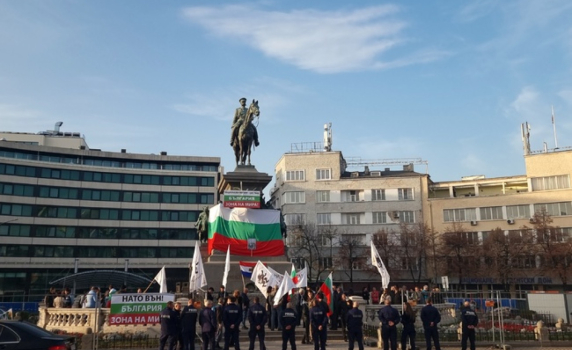 "Възраждане" протестира пред парламента срещу предоставянето на оръжия за Украйна