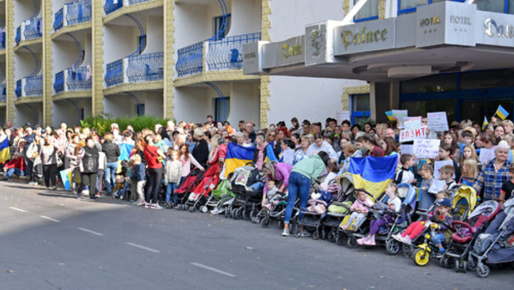 Десетки украински бежанци, настанени в хотели в „Златни пясъци“, протестираха срещу преместването им в държавни бази