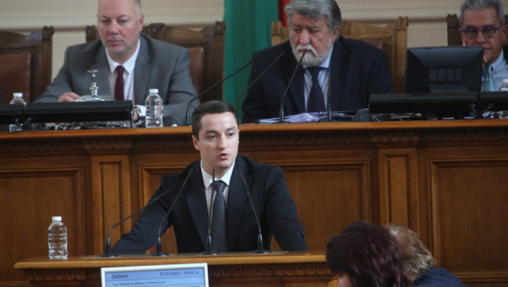  По искане на председателя на БСП Корнелия Нинова, парламентът освободи