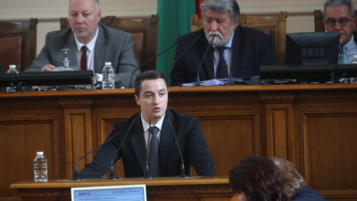  По искане на председателя на БСП Корнелия Нинова парламентът освободи