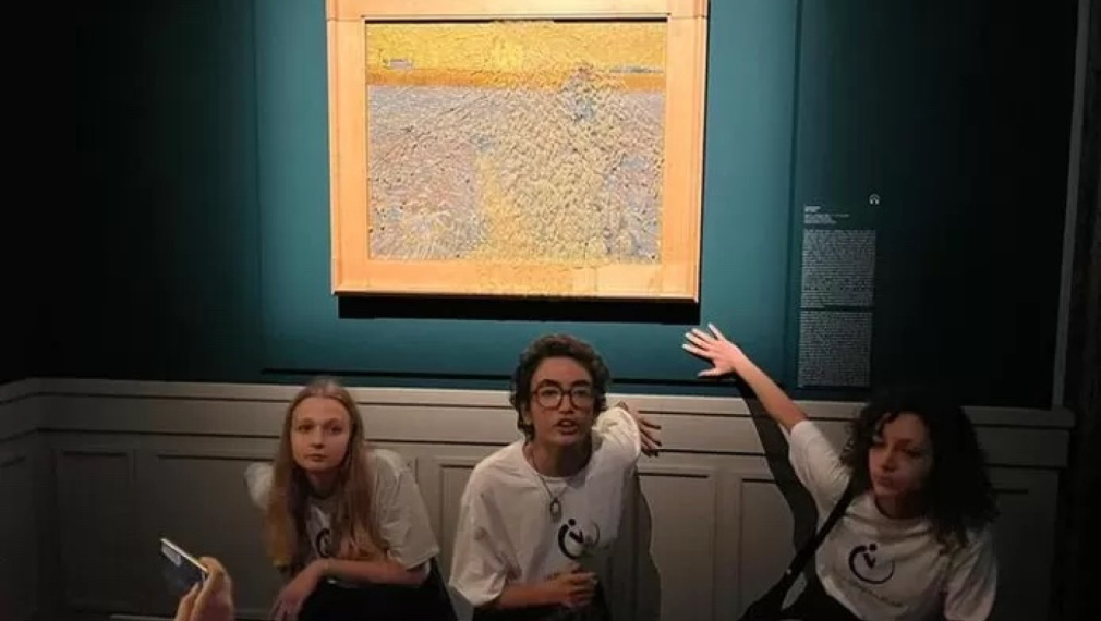 Екоактивисти заляха със супа картината на Ван Гог „Сеячът“ в Рим